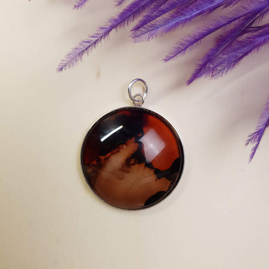 Pendentif rond cabochon en verre sur papier yupo et encres à alcool marron